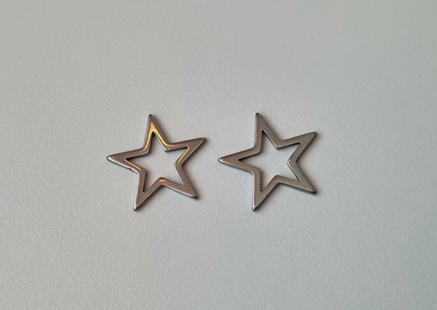 2 st små stjärnor. Berlocker / charms / hängen
