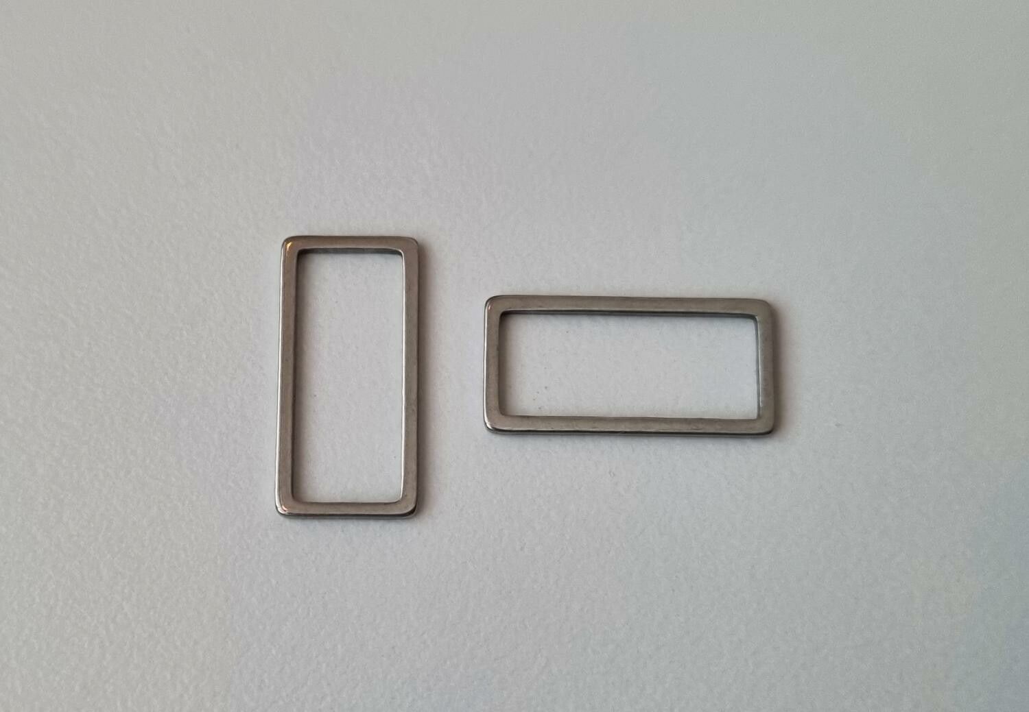 2 st små rektanglar. Berlocker / charms / hängen