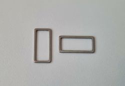2 st små rektanglar. Berlocker / charms / hängen
