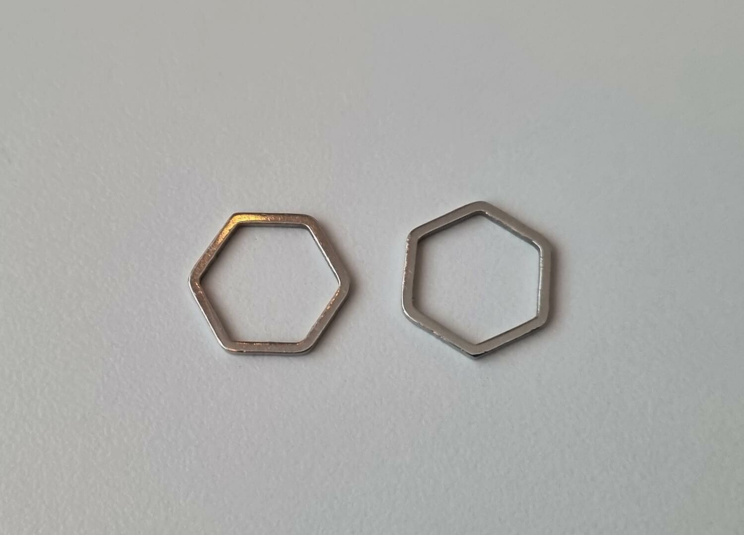 2 st små hexagon. Berlocker / charms / hängen