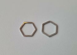 2 st små hexagon. Berlocker / charms / hängen