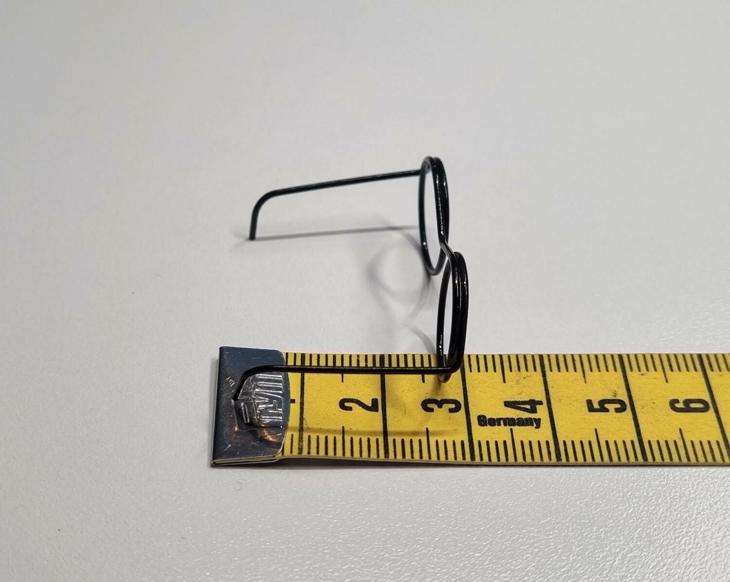 Svarta glasögon, miniglasögon, Miniatyrer till dockskåp, tittskåp med mera