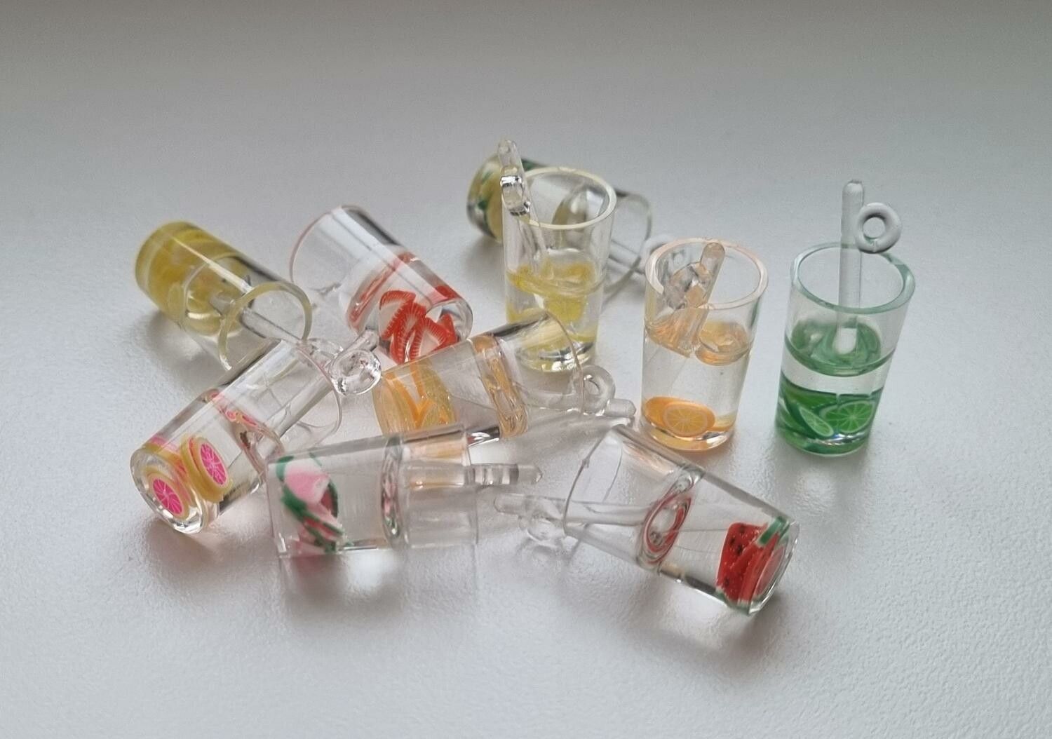 2 st drinkar, minidrinkar, miniatyrer - till dockskåp, tittskåp