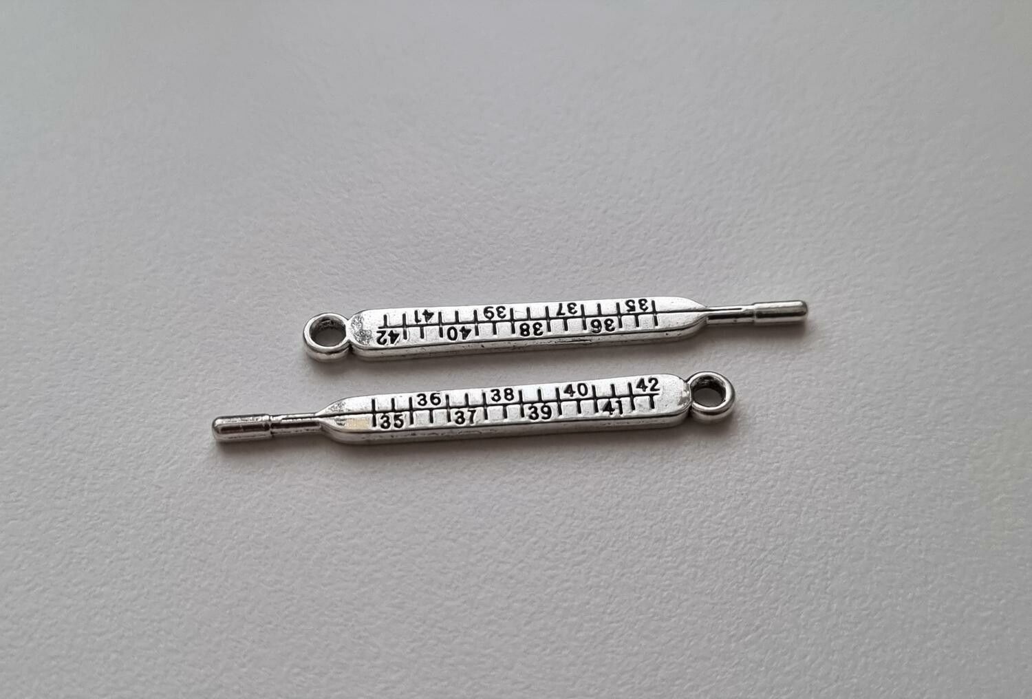 2 st termometer. Berlocker / charms