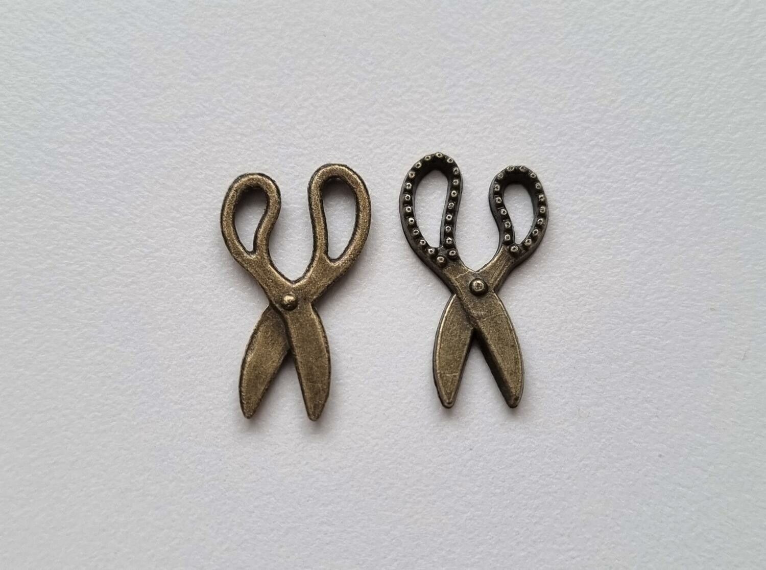 2 st bronsfärgade saxar. Berlocker / charms