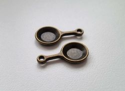 2 st bronsfärgade stekpannor. Berlocker / charms