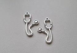2 st stetoskop. Berlocker / charms