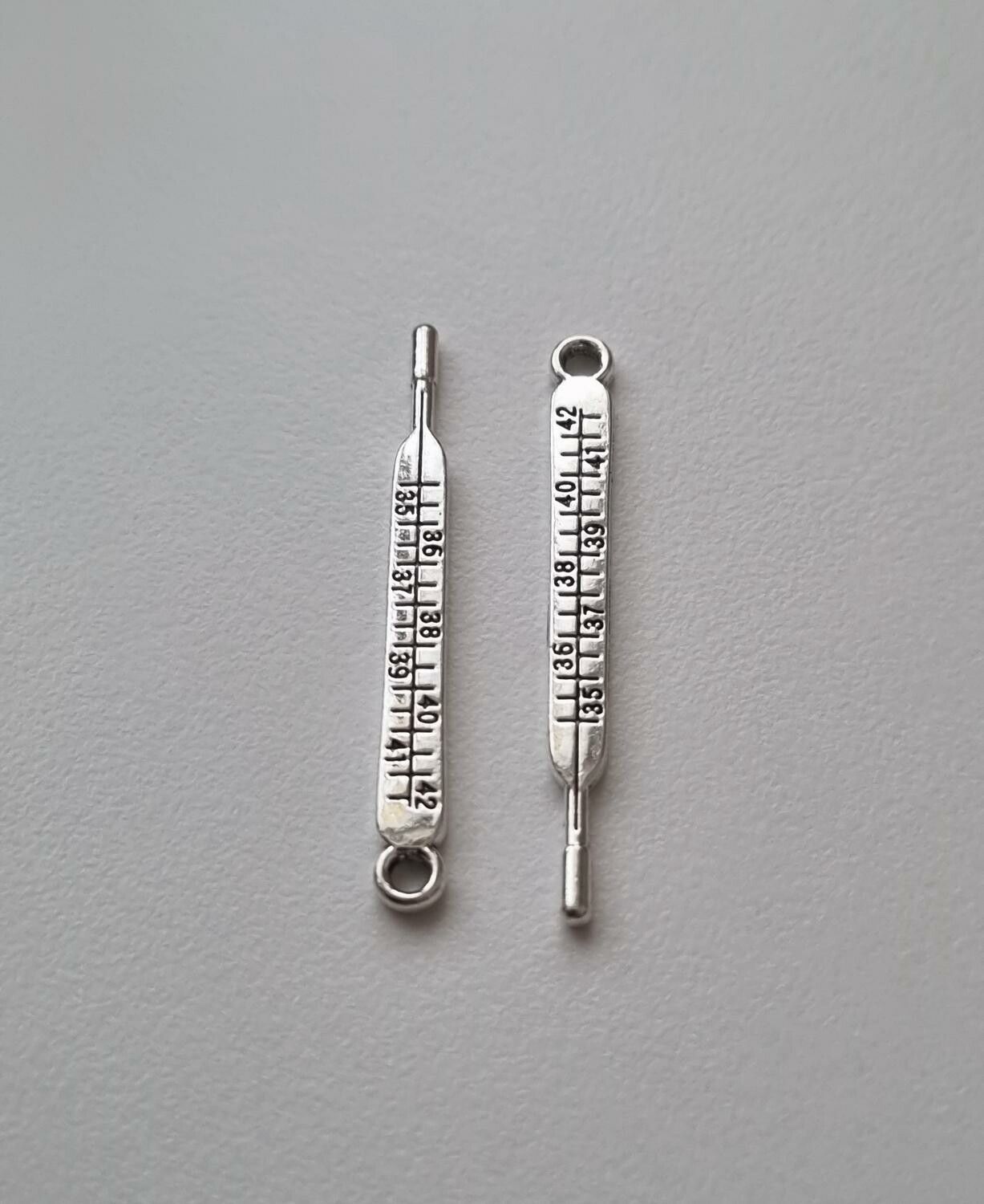 2 st termometer. Berlocker / charms