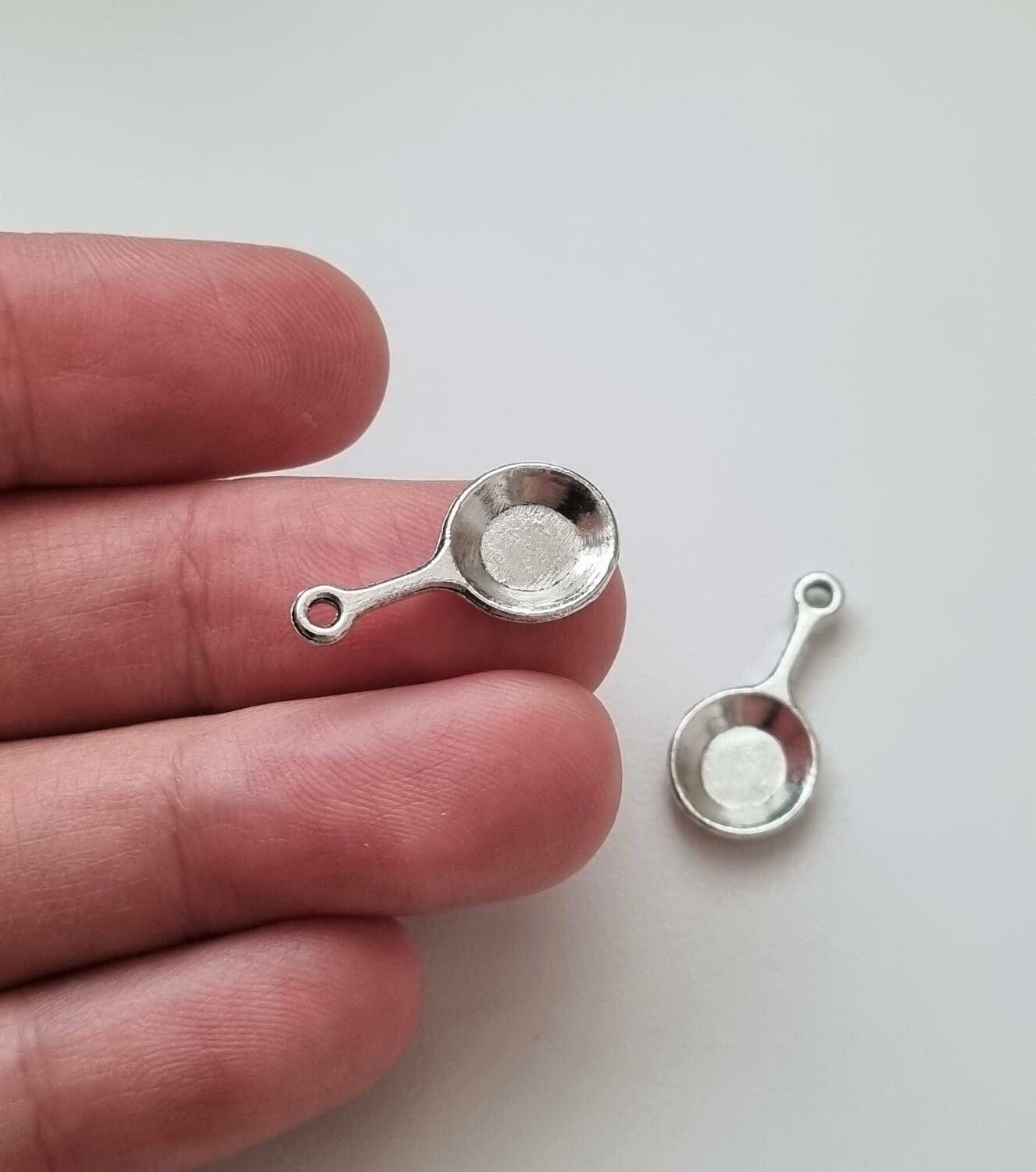 2 st stekpannor. Berlocker / charms