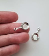 2 st stekpannor. Berlocker / charms