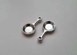 2 st stekpannor. Berlocker / charms