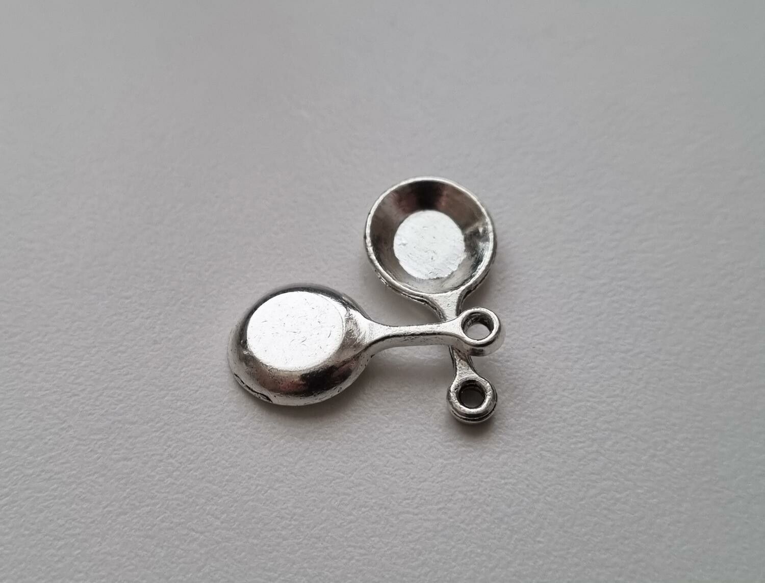2 st stekpannor. Berlocker / charms