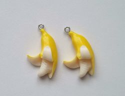 2 st skalade bananer. Berlocker / charms