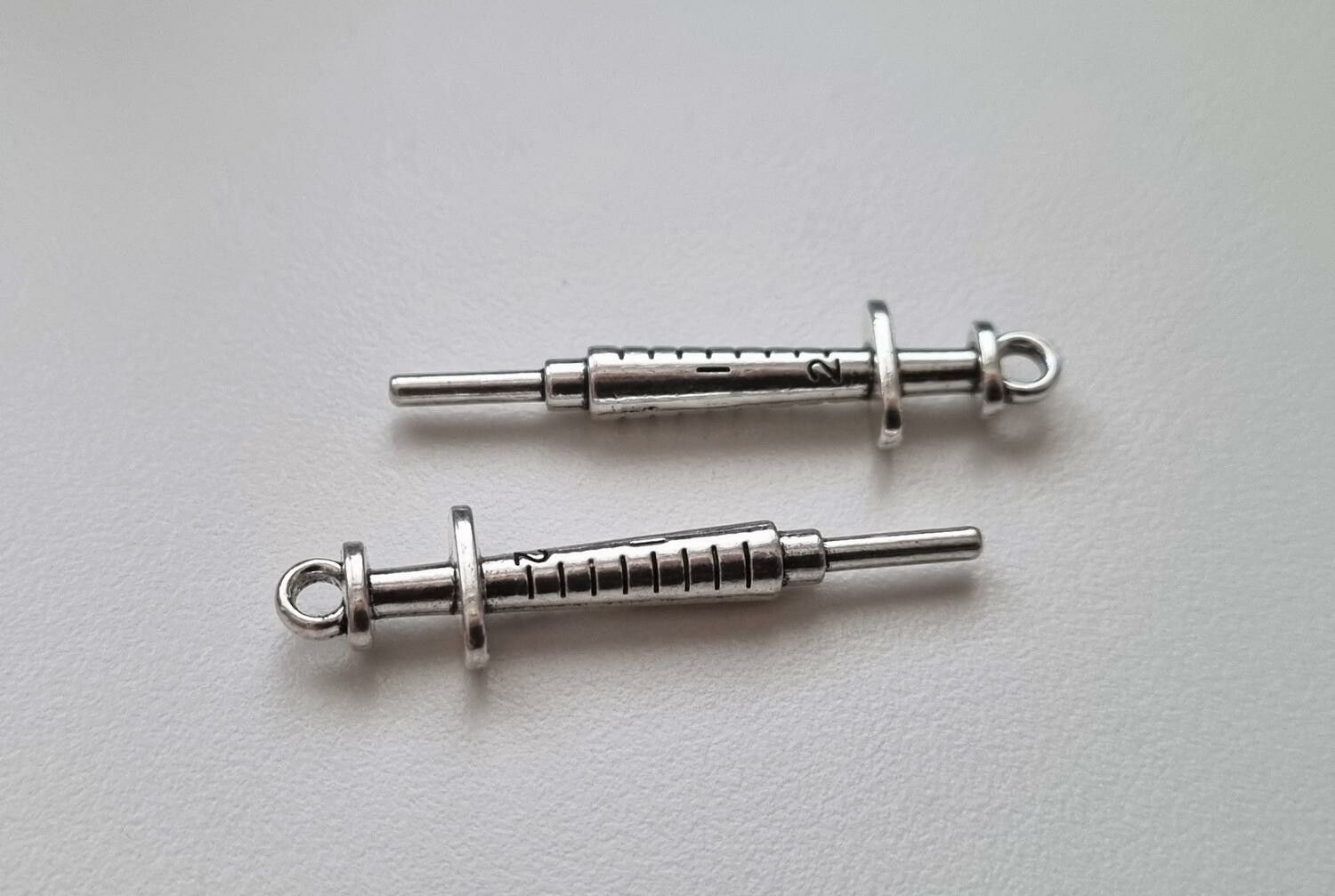 2 st sprutor. Berlocker / charms