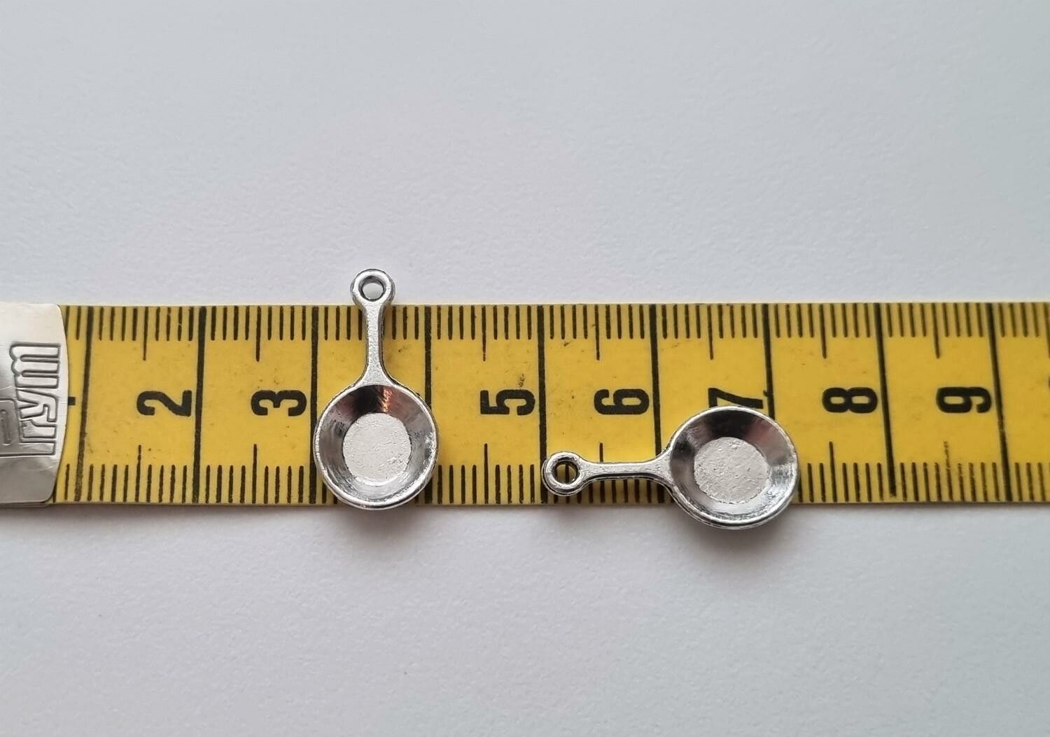 2 st stekpannor. Berlocker / charms