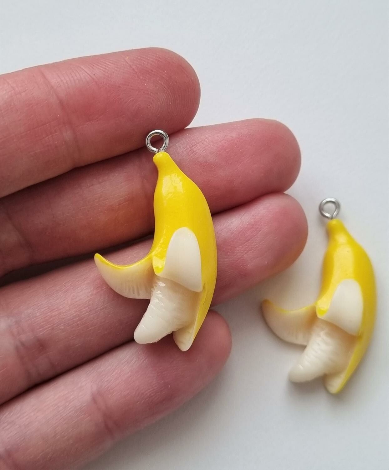2 st skalade bananer. Berlocker / charms