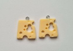 2 st ostskivor i resin. Berlocker / charms