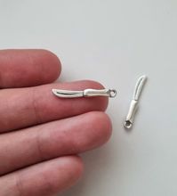 2 st smörknivar - Miniatyrer, berlocker / charms (silverfärgade)