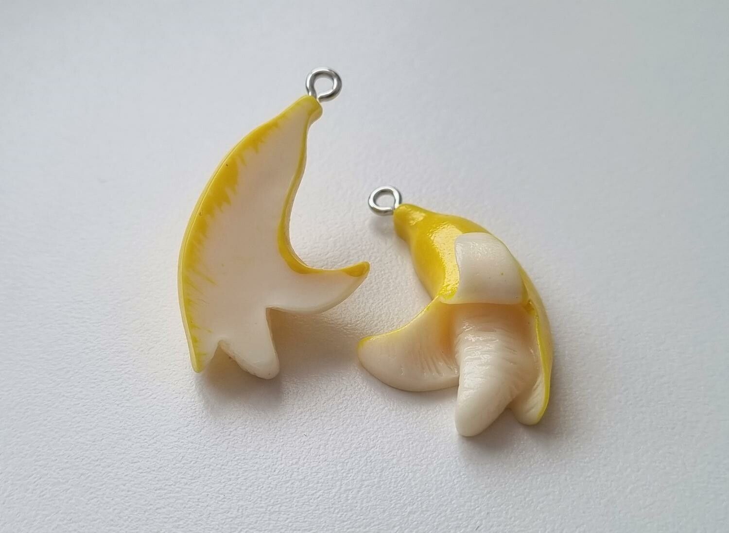 2 st skalade bananer. Berlocker / charms