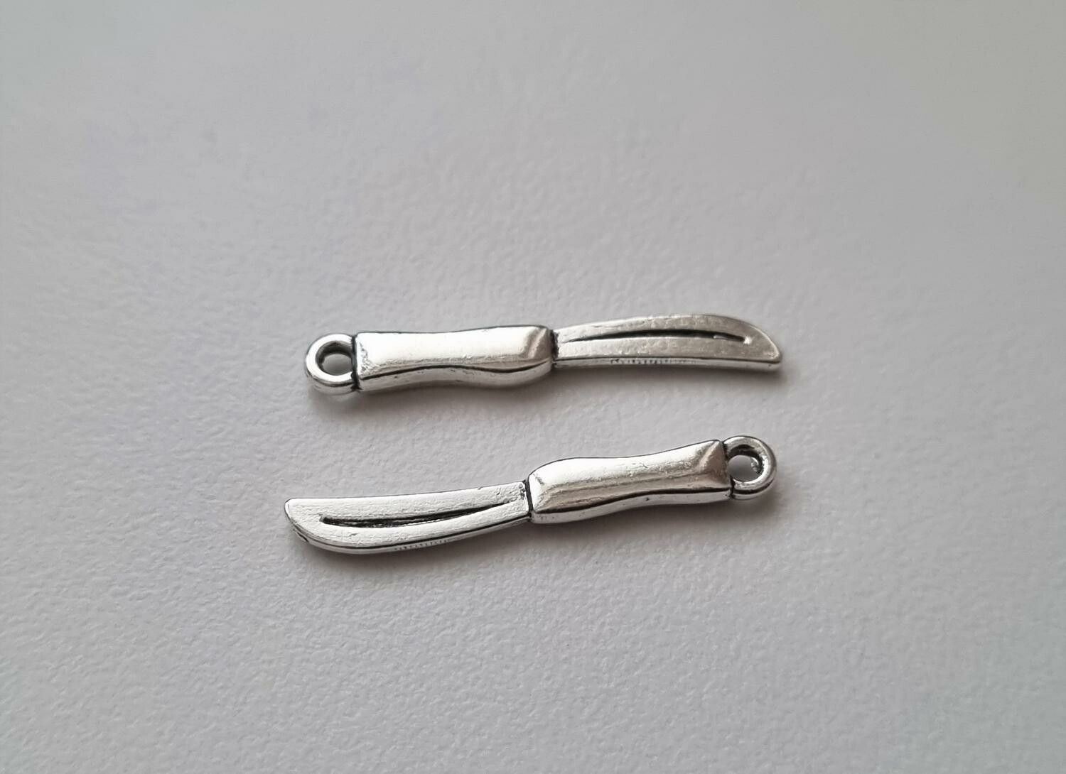 2 st smörknivar - Miniatyrer, berlocker / charms (silverfärgade)
