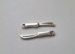 2 st smörknivar - Miniatyrer, berlocker / charms (silverfärgade)