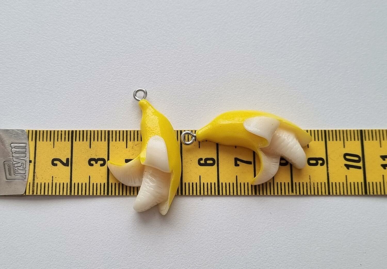 2 st skalade bananer. Berlocker / charms