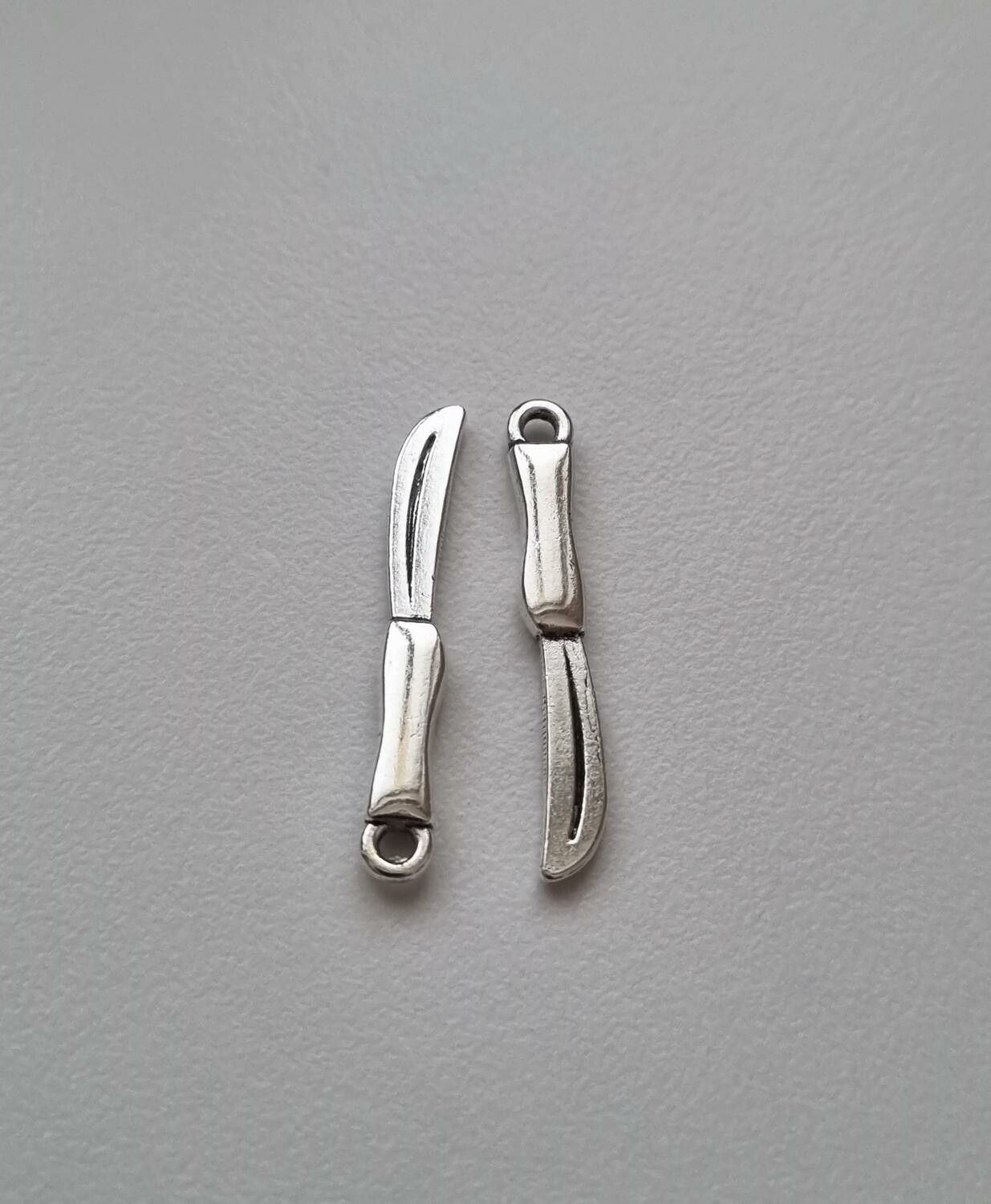 2 st smörknivar - Miniatyrer, berlocker / charms (silverfärgade)