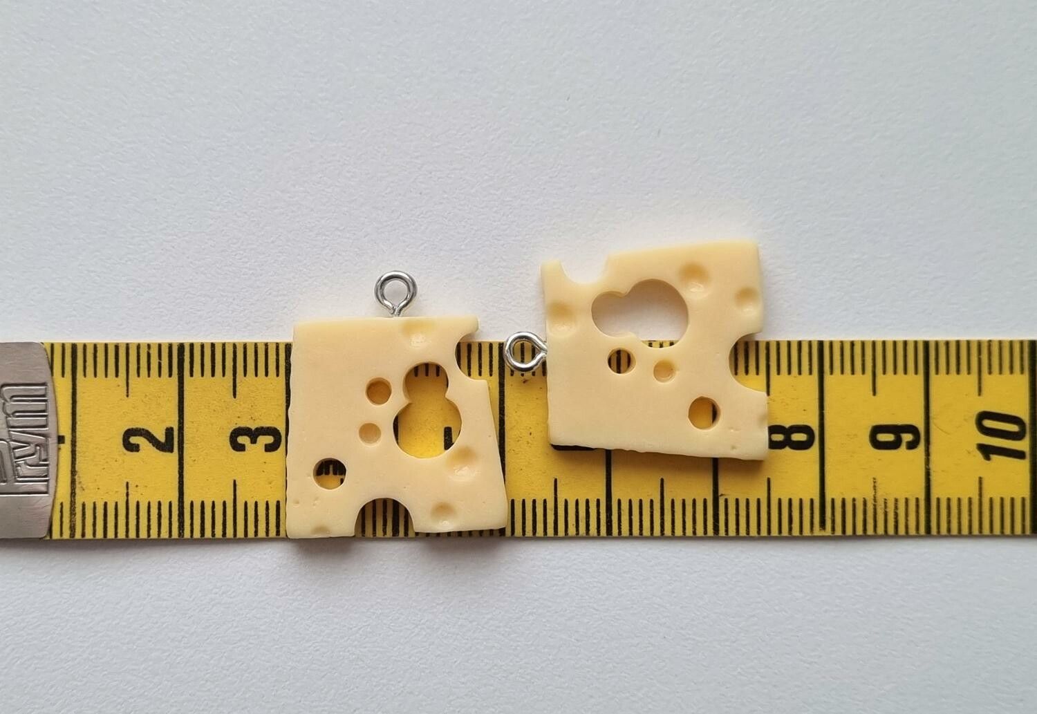 2 st ostskivor i resin. Berlocker / charms
