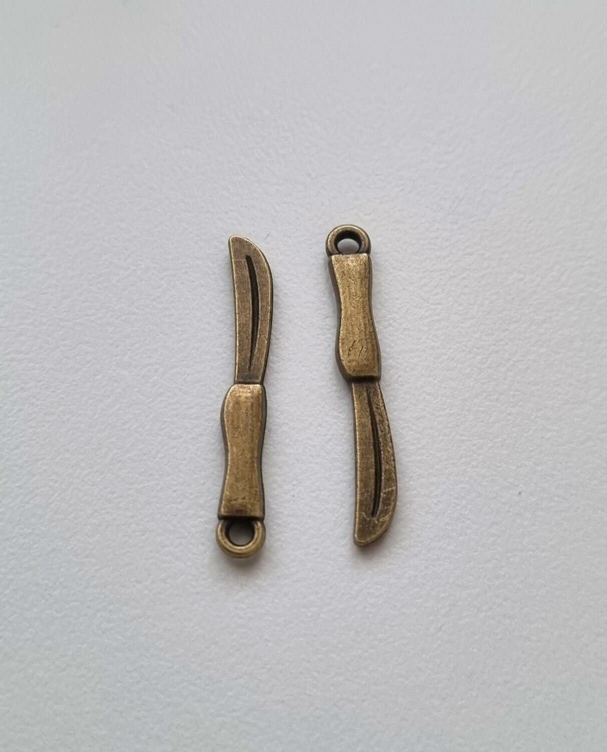 2 st smörknivar - Miniatyrer, berlocker / charms (bronsfärgade)