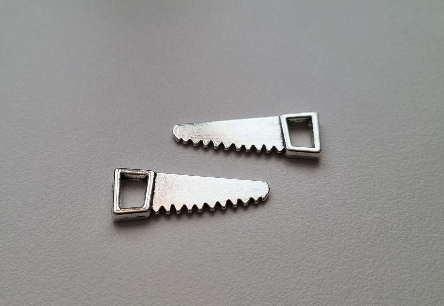 Berlocker Charms Miniatyr såg / sågar, 2 st silverfärgade