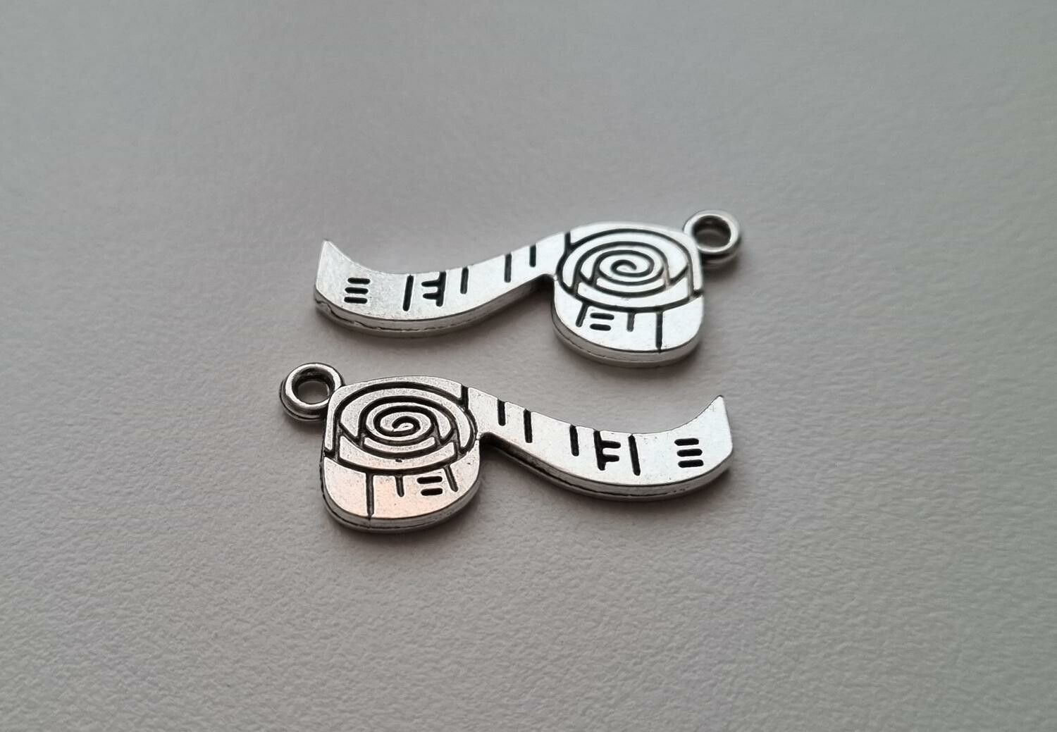Berlocker Charms Miniatyr måttband, 2 st silverfärgade