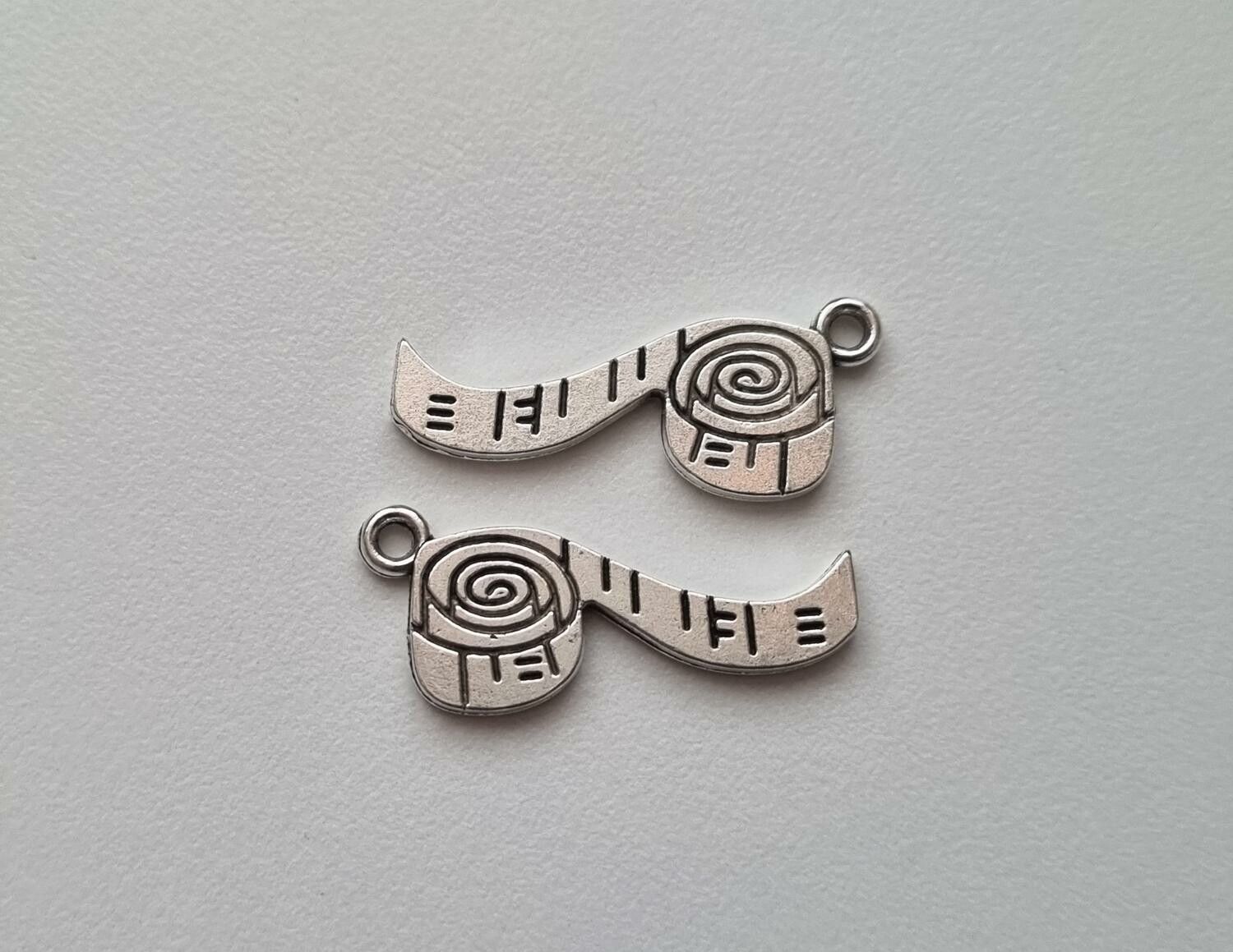 Berlocker Charms Miniatyr måttband, 2 st silverfärgade
