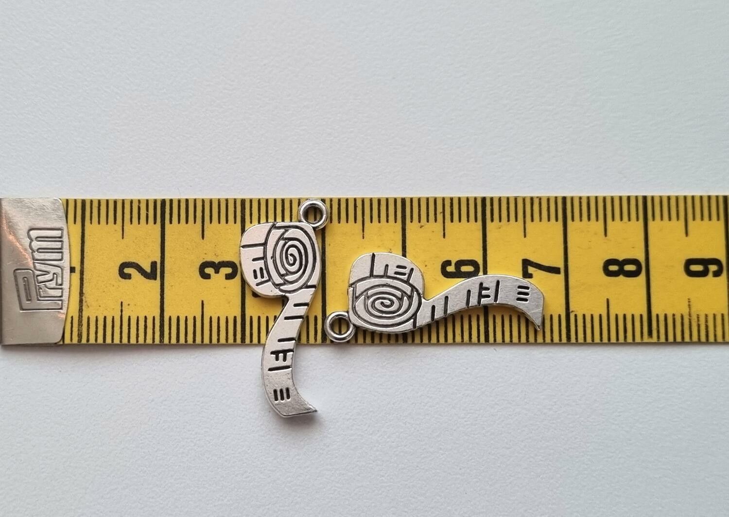 Berlocker Charms Miniatyr måttband, 2 st silverfärgade
