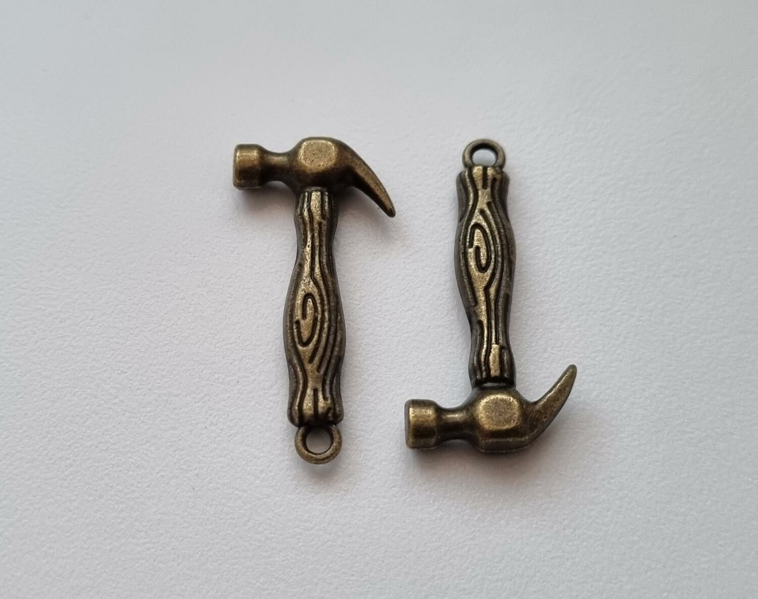 Berlocker Charms Miniatyr Hammare, 2 st bronsfärgade