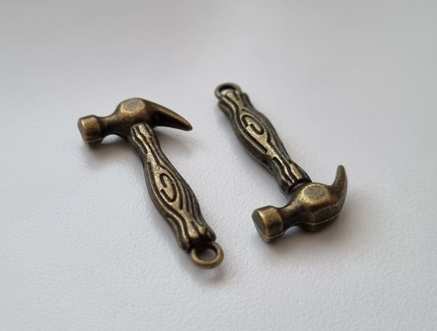 Berlocker Charms Miniatyr Hammare, 2 st bronsfärgade