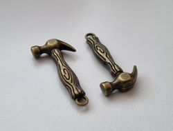 Berlocker Charms Miniatyr Hammare, 2 st bronsfärgade