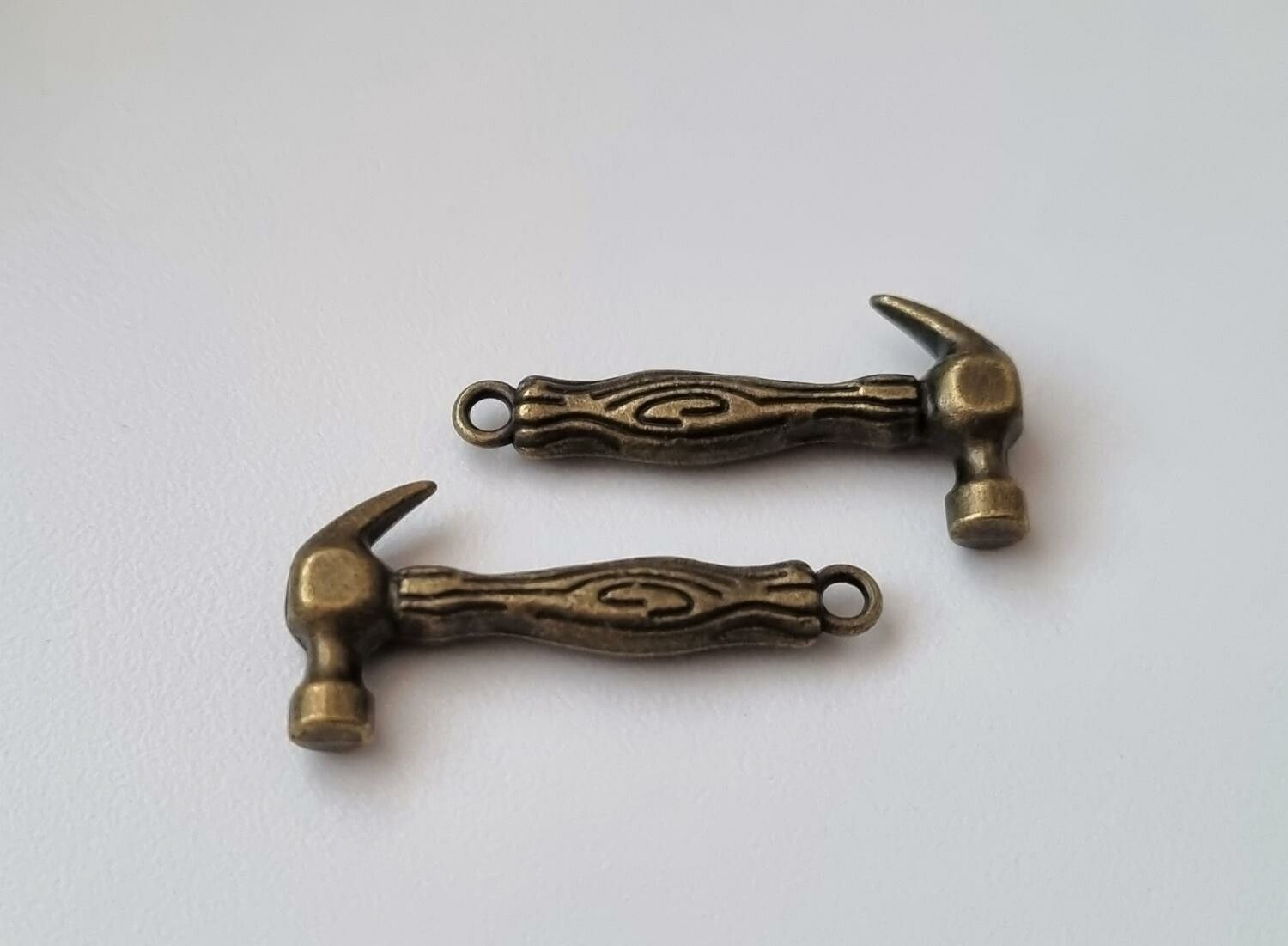 Berlocker Charms Miniatyr Hammare, 2 st bronsfärgade