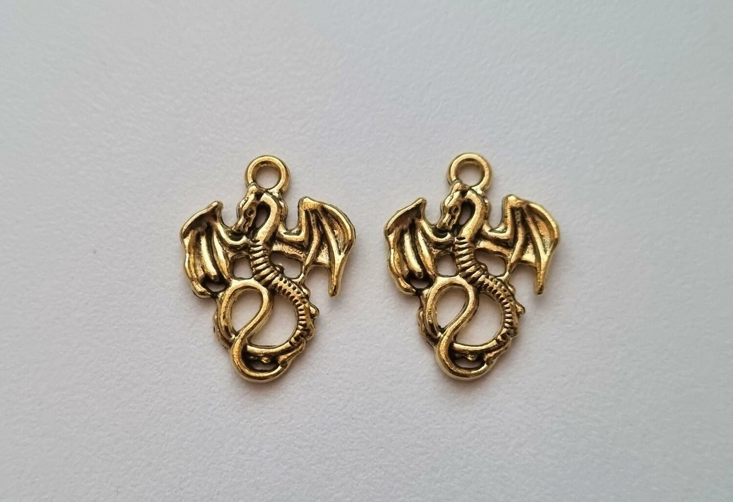 Berlocker Charms Miniatyr Drake / Drakar, 2 st guldfärgade