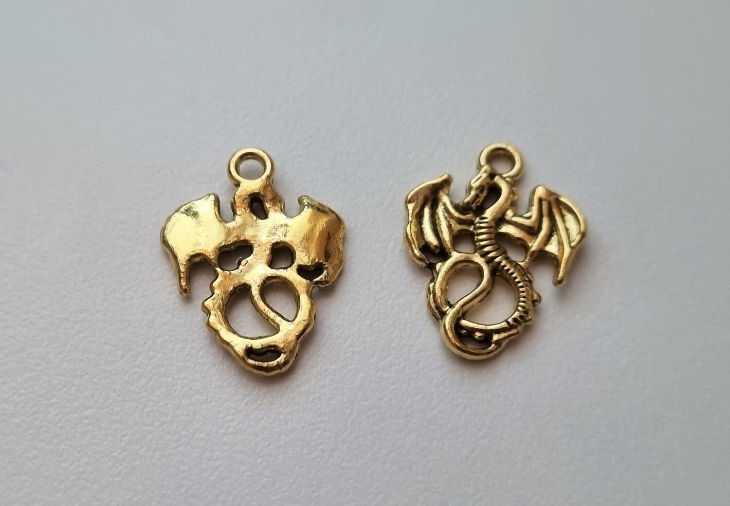 Berlocker Charms Miniatyr Drake / Drakar, 2 st guldfärgade
