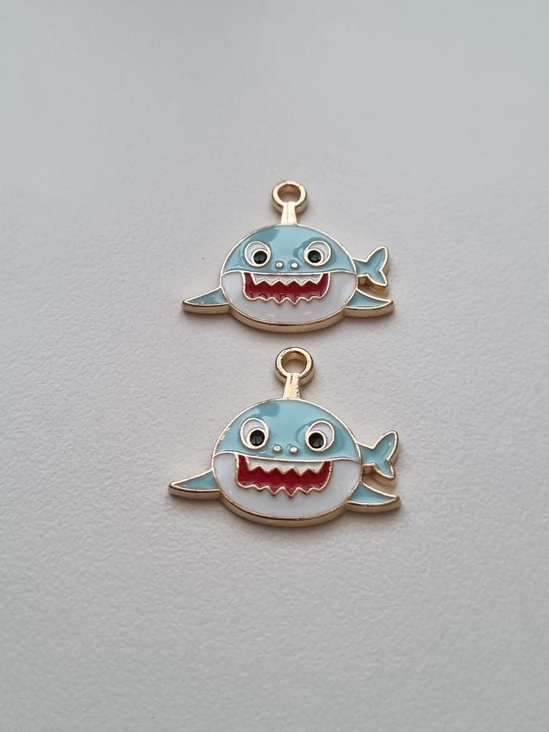 2 st blå hajar / berlocker / charms