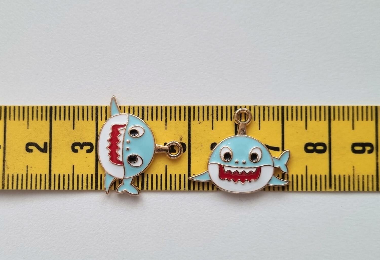 2 st blå hajar / berlocker / charms