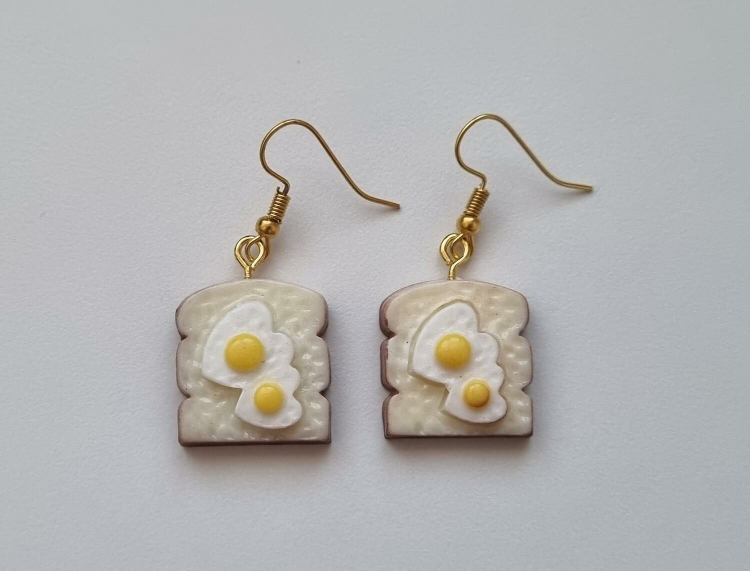 Örhängen, Toast med ägg / äggmacka