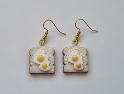Örhängen, Toast med ägg / äggmacka
