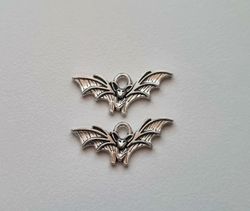2 st fladdermöss, berlocker / charms (silverfärgade)