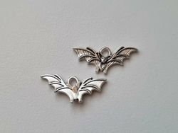 2 st fladdermöss, berlocker / charms (silverfärgade)