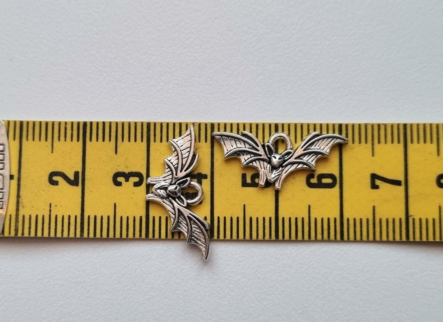 2 st fladdermöss, berlocker / charms (silverfärgade)