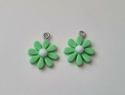 2 st lila daisy flowers, blommor berlocker i resin