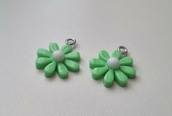 2 st lila daisy flowers, blommor berlocker i resin