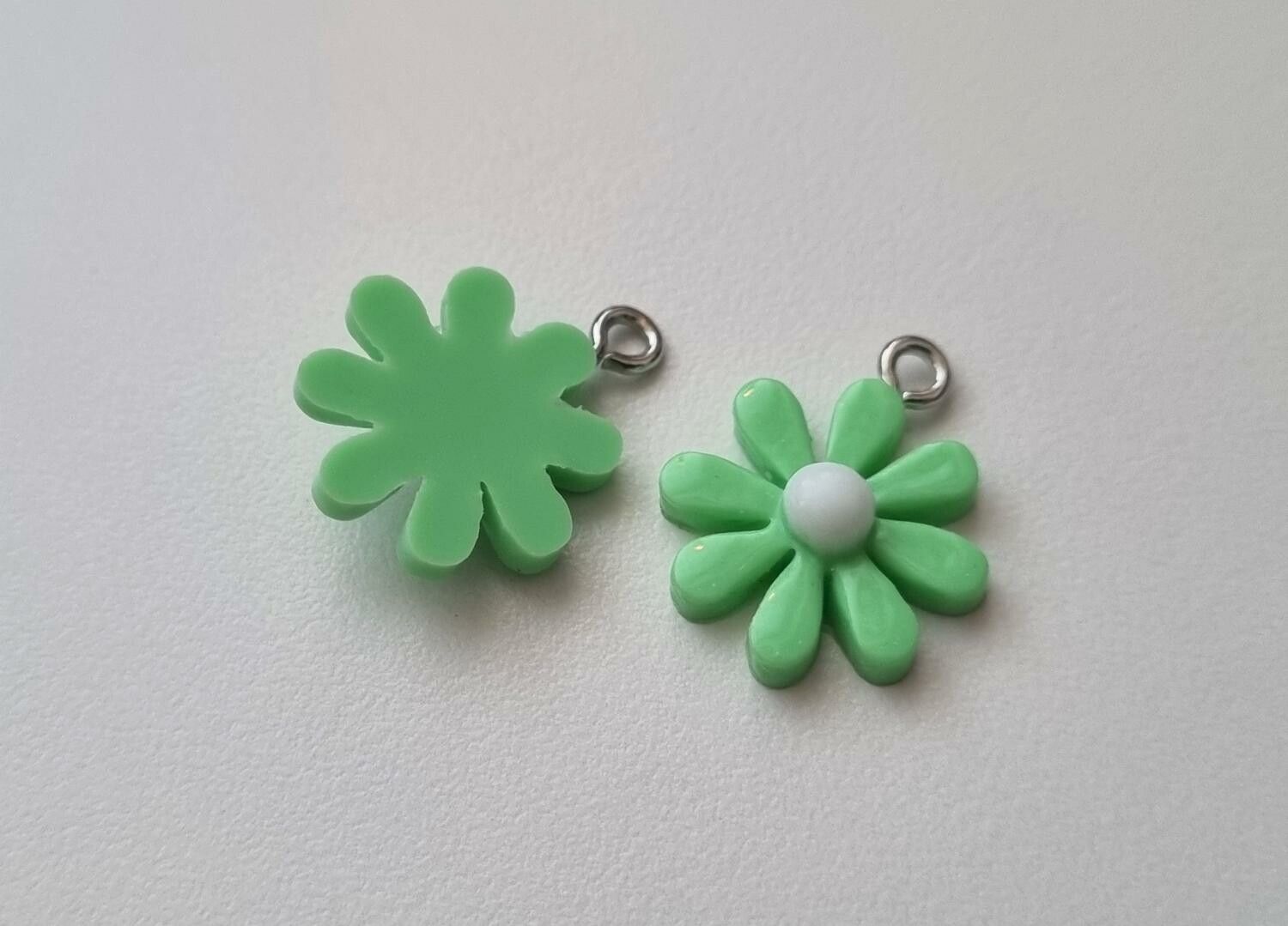 2 st lila daisy flowers, blommor berlocker i resin