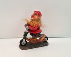 Tomtenisse på cykel